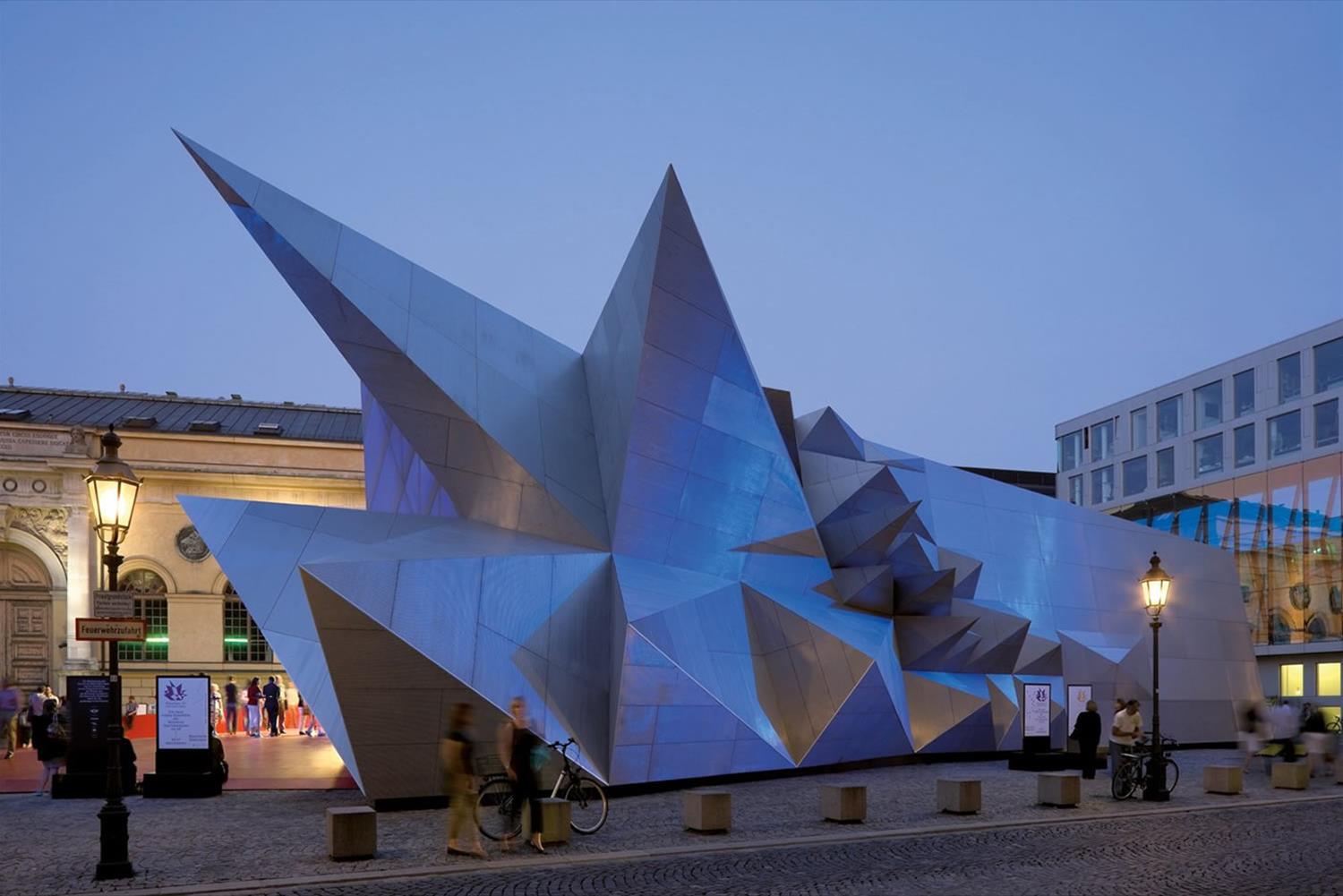 Иконическая архитектура. «himmelb(l)au». 21 mini opera space. Куп химмельблау, павильон 21, мини-опера в мюнхене, германия. Opera пространство.