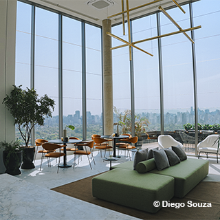 Foto de uma piscina com coluna de concreto na diagonal à esquerda.