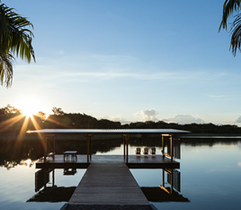 Pavilhão Flutuante e o Vestiário na Represa